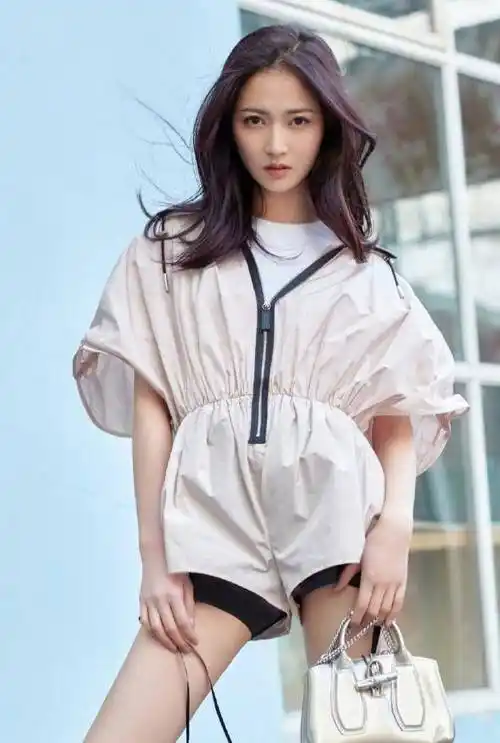 陈钰琪太给唐嫣"长脸"了!穿裙仅露出一条腿,哪知成全场最细