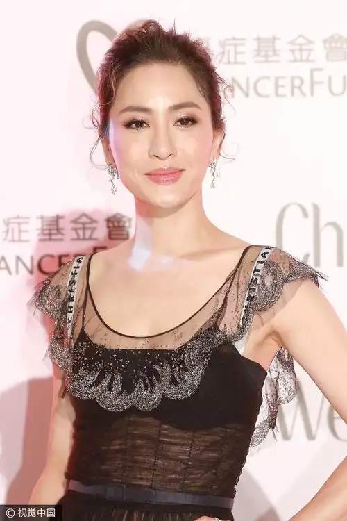 周汶锜dior亮线刺绣透视纱裙 仙气十足