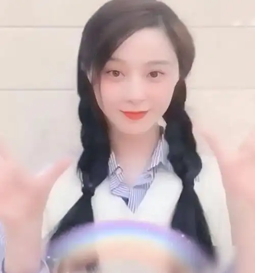 范冰冰扎着双麻花辫跳手指舞清新减龄风的造型时尚又实穿