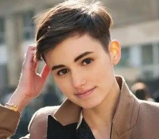 头的短发发型将女生出众的颜值和脸型凸显出来,这款男生发型女生剪