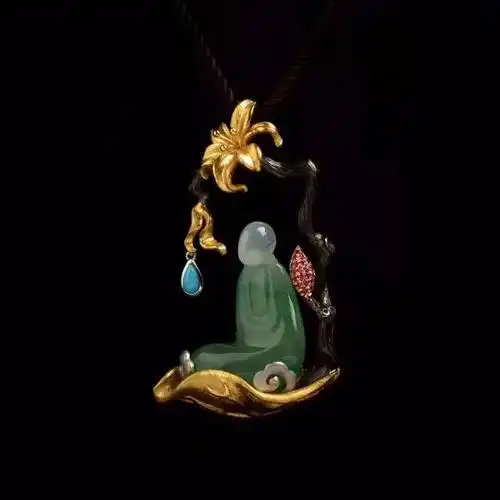 接受了时尚洗礼的玉雕师们 在中式的基础上 结合独具禅意的玉石进行