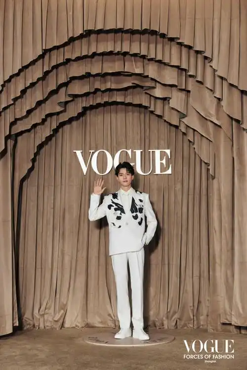 龚俊 vogue时尚之力盛会##龚俊把非遗文化穿身上了##龚俊蜀绣熊冒白