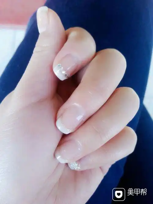 方圆形银色白色法式美甲图片