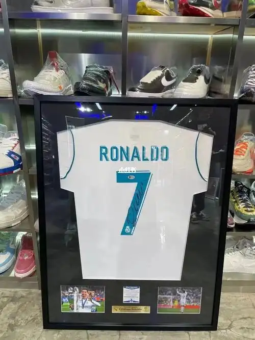 c罗皇马签名球衣