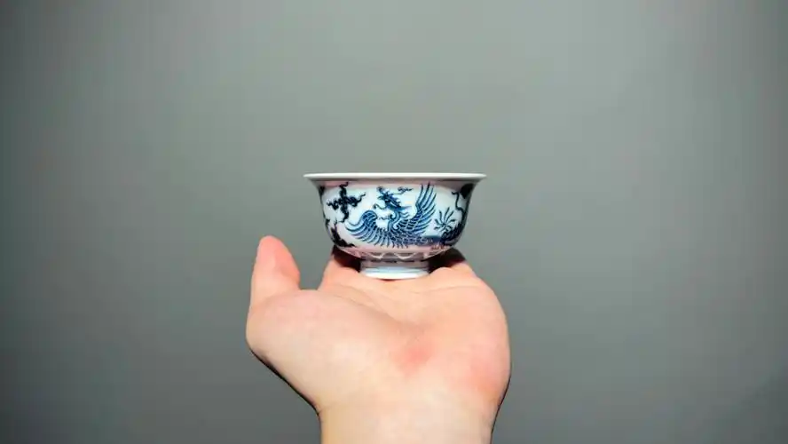 柴窑青花内雕刻双凤纹小压手杯快雪时晴雨辰窑青花作品#茶器  #茶生活