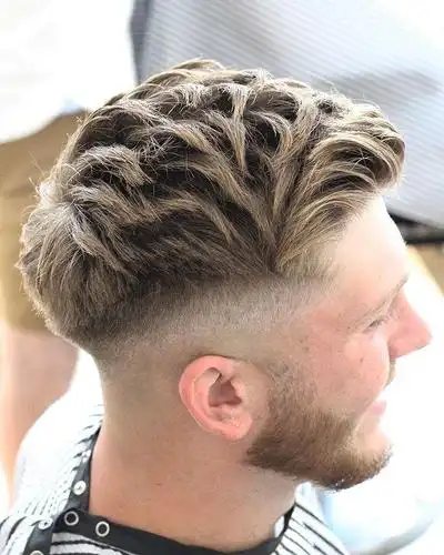 剪半截的型男发型很有男人味