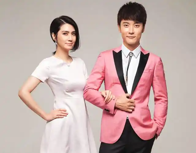 洪欣与小丈夫张丹峰外出逛街