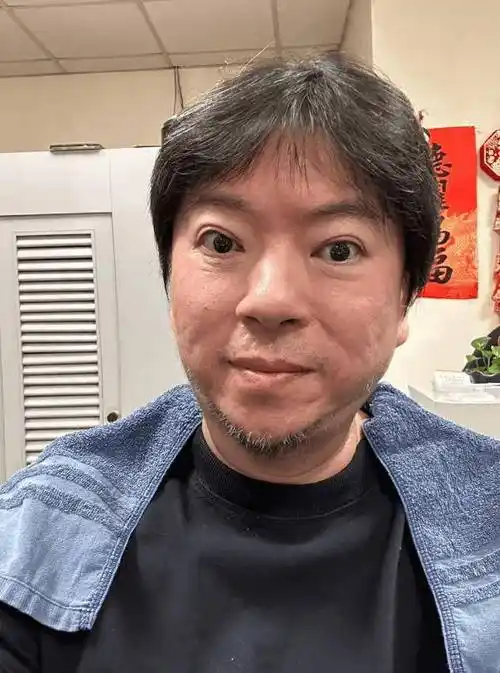 原创54岁高晓松近照曝光剪去长发摘掉眼镜换新造型再战娱乐圈