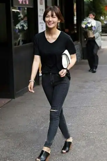 服饰 流行趋势 金素妍因出演《陷入纯情》再次收获了人气,她向来走的