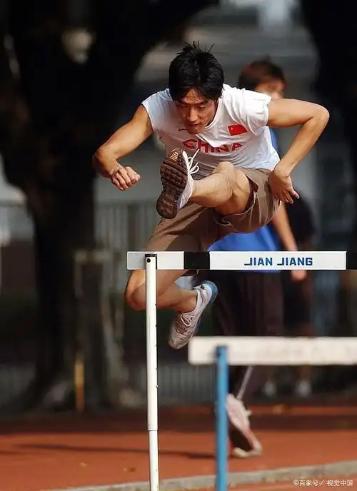 冲破极限:刘翔的跨栏传奇!