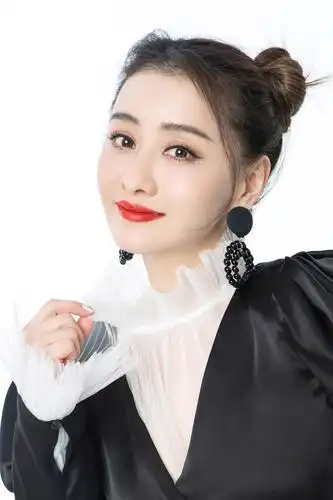 陈德容复古萝莉风写真释出 双丸子头尽显鬼马少女感_精灵