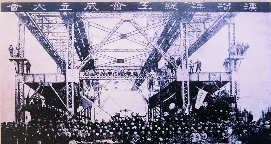 现在,五根手指紧紧往回收,攥成一只工人阶级的铁拳.