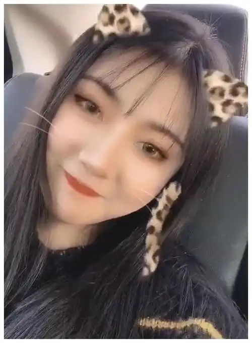 小团团翻车仅31天再拍2张名媛照片看清模样后网友愣了