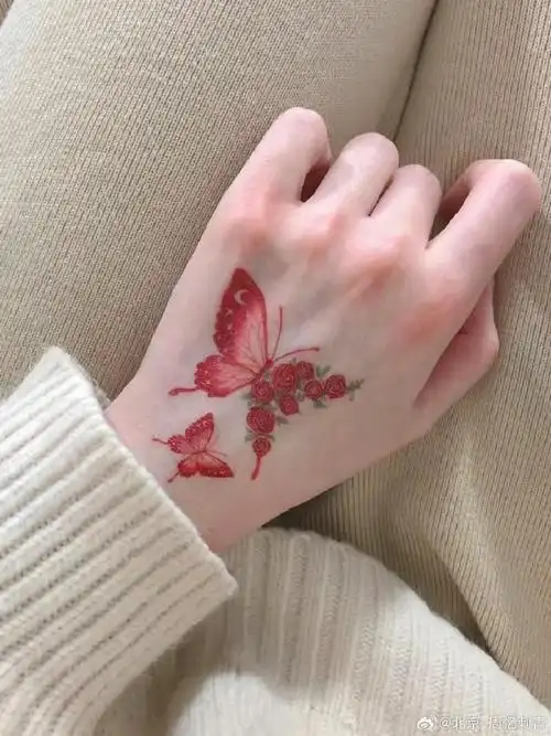 今日纹身图案分享    女生手背纹身    #纹身分享##纹身设计##纹身