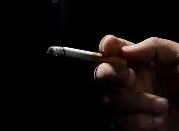 当时广场比较空旷,左右也没什么人,而男子烟瘾来了,就点燃了一支香烟