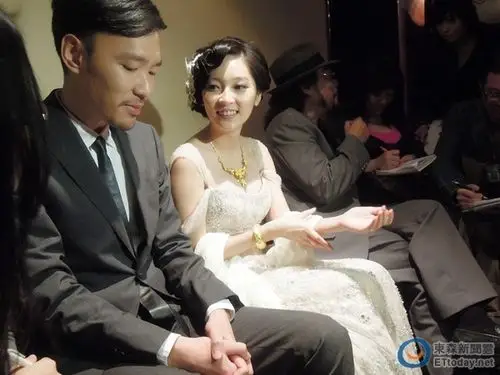 直击/嫩妻翁馨仪今早剖腹诞女 张少怀满脸睡意现身