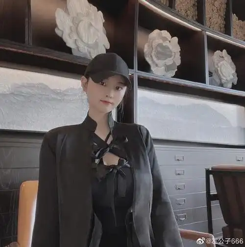 重庆女孩"左公子"晒健身照,曲线身材太迷人,自律的女孩最美丽