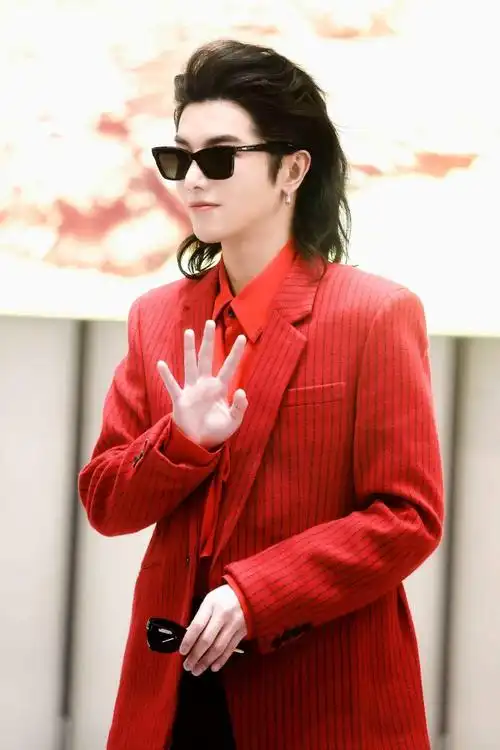 华晨宇活动生图状态##华晨宇红色西装
