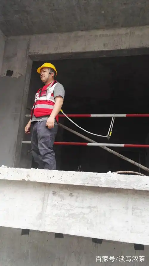 工人正确佩戴安全帽,系挂安全带.