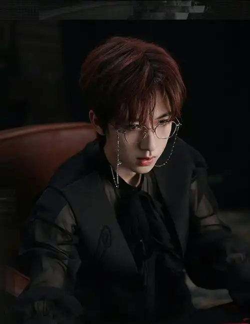 贺峻霖异瞳造型##贺峻霖链条眼镜