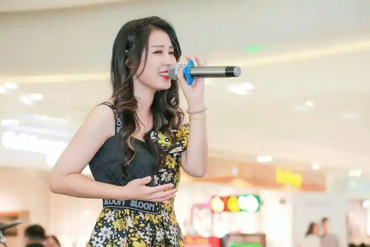 抖音网红歌手叶莺现身打卡北上海打卡新地标宝山罗店宝龙广场