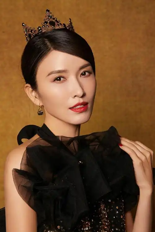 徐洁儿生日写真华丽女王范儿自信闪耀