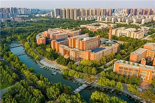 航拍河南郑州大学主校区校园风光