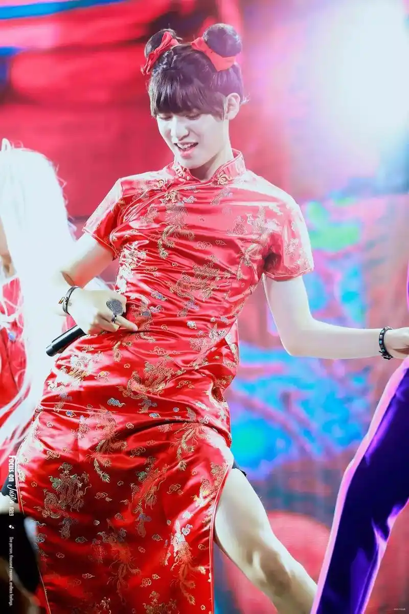 justin反串cos春丽,穿着旗袍,扎两小揪揪,美到粉丝都认不出来