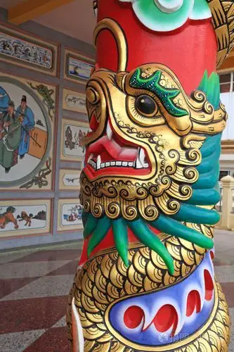 在红柱上的金色龙