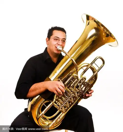 演奏传统管乐器的男性管乐器手