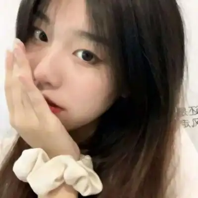 皮肤白皙可爱气质型女生头像图片