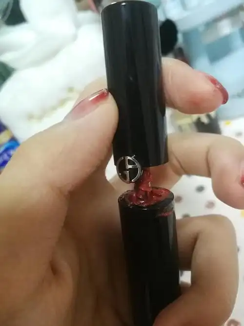 我太难了01最贵的一只口红居然摔断了断了