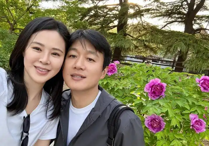 佟大为晒合照庆祝结婚16年与关悦爬山庆祝夫妻贴脸撒糖似热恋