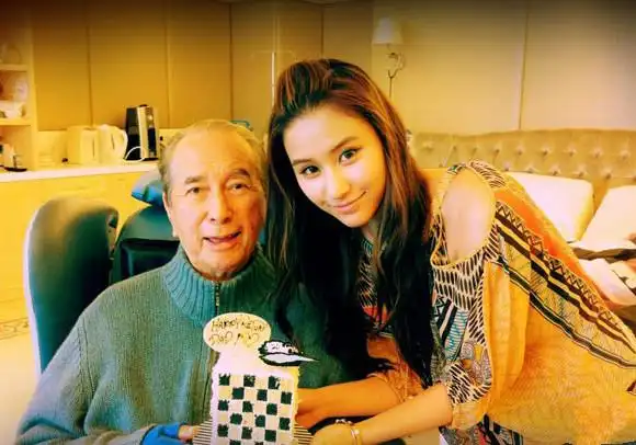 图赌王何鸿燊的子女众多幼女何超欣伶牙俐齿有赌王风范