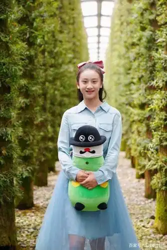 田亮女儿森碟真是女大十八变!蓝色衬衫裙扎公主发型元气十足!