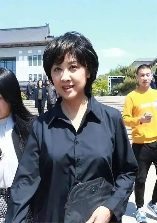 演员朱琳:嫁给圈外丈夫,结婚43年无儿无女,如今她还好吗?