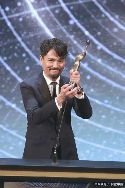 21岁时的林家栋,参加香港无线电视艺员训练班第15期后加入演艺圈.