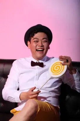 陈俊彤庆生写真曝光 新单与女友甜蜜对唱