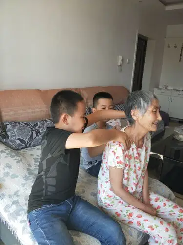 "百善孝为先"-乌鲁木齐市第116小学二年级3班孝敬老人主题活动