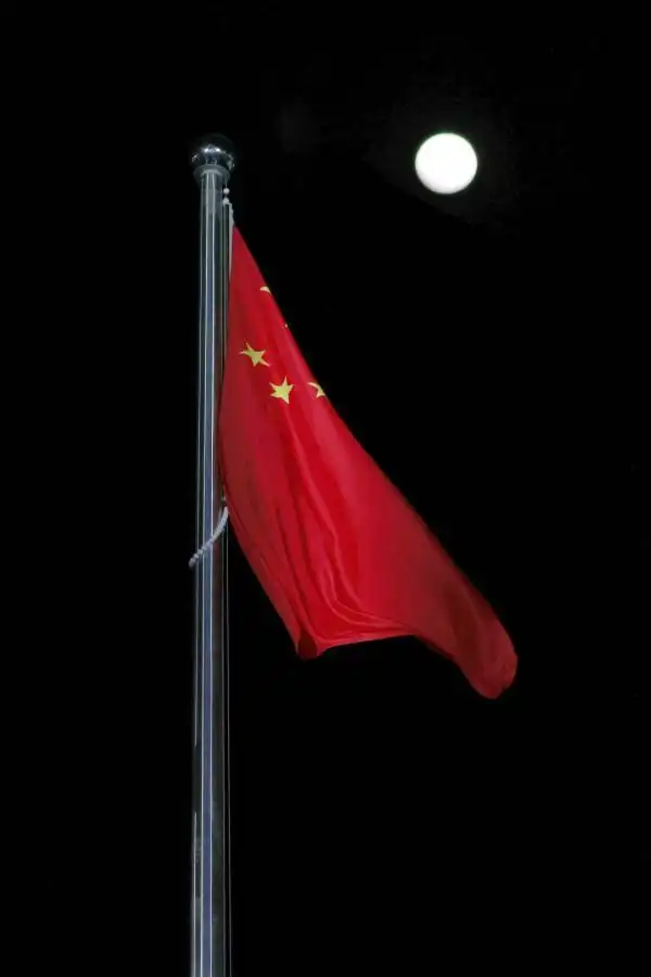 元宵月圆见证五星红旗升起