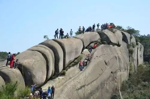 国庆户外徒步温州大罗山行走在壮观的龙脊背上巨石成叠恍若石林