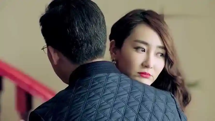 鸡毛飞上天:杨雪半夜邀请江河去她家,身穿长裙华丽出场