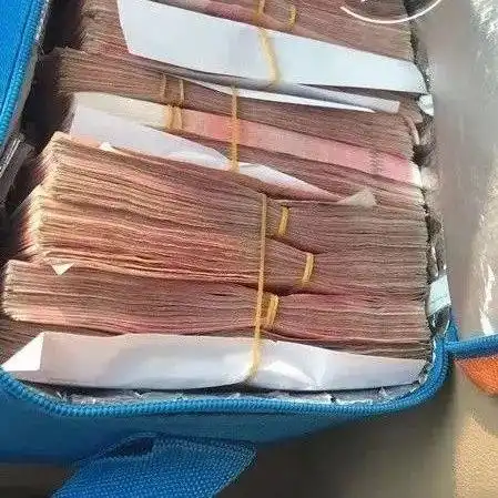 【1017丨热点】事故现场,豪车车主亮出14万现金要买对方车?网友:这?