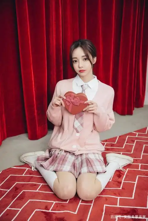 女神孙允珠日常穿搭草莓甜美校花伊顿学园百褶裙大显青春靓丽