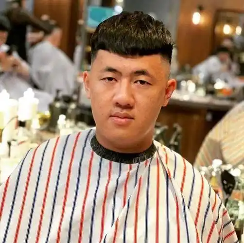 脸胖的男士别乱剪发型了建议留这4款清爽短发显瘦还帅气