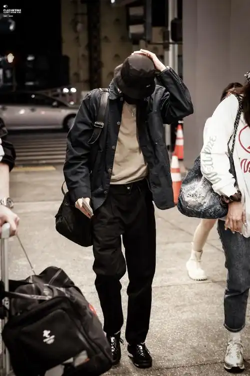 王一博机场渔夫帽造型##王一博回国机场造型