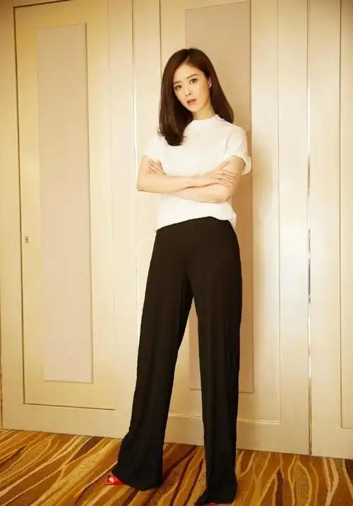 蒋欣运动裤都能穿成紧身裤腿部肥肉该减减了