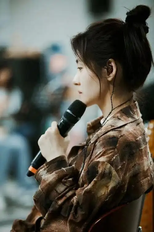 张碧晨在采访中直言很喜欢看迪丽热巴跟倪妮的红毯,认为两位美女的