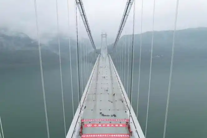 中铁大桥局项目部负责人表示,大桥完成合龙后,重庆云开高速公路有限