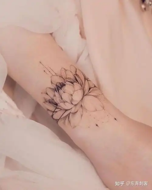 永不褪色的经典 素花纹身图案分享(不同部位) - 知乎